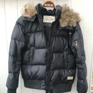  - Jättefin, praktiskt taget oanvänd Odd Molly vinterjacka med fuskpäls. Varm och go och väldigt snygg! Köpt för 3000. Jag har M men skulle säga att den passar en L också. 