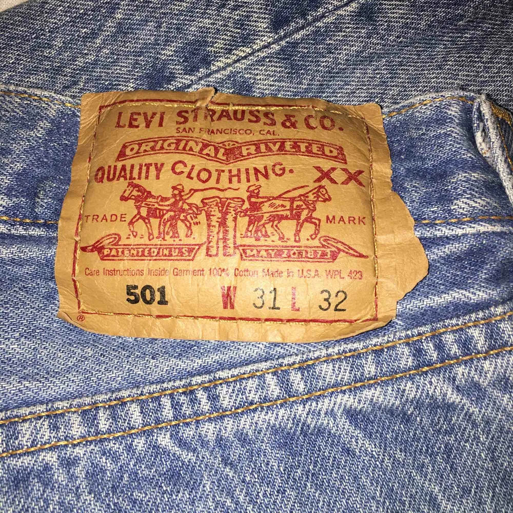 Klassiska Levis 501 i bra skick!!! . Jeans & Byxor.