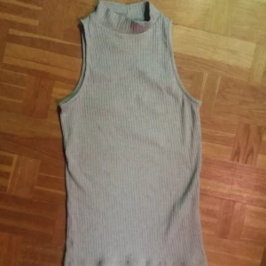  - Polo top i stl M. Frakt:36kr.