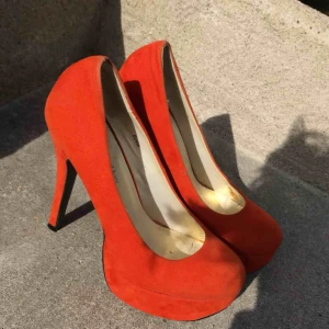  - Oranga klacka i sammet liknande tyg✨  Köparen står för frakten eller mötes upp i Stockholm 