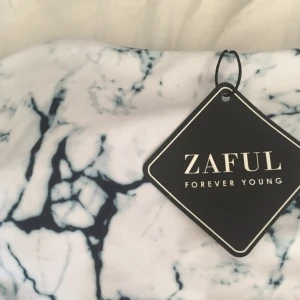  - Bikini från Zaful i marmor mönster. Aldrig använd. Storlek Medium, men stor i storleken. 
