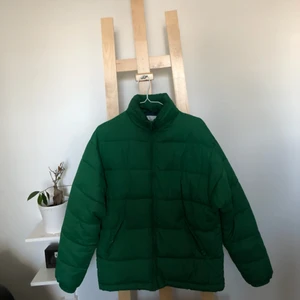  - Grön pufferjacket från Vailent pure. Köpt på Carlings December-17. 100% polyester. Väl men varsamt använd jacka, ett skrapmärke på vänster arm, visas på sista bilden. Fraktkostnad tillkommer. Säljs pga: Används inte längre.