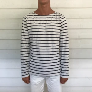  - Snygg unisex-tröja i storlek M, dock ganska små i storlekarna. 