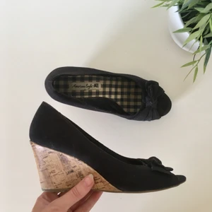  - Kilklackskor perfekta till sommarfest🌸 köpte i USA för ett par år sen men kommer tyvärr inte till användning längre ~ frakt:50kr