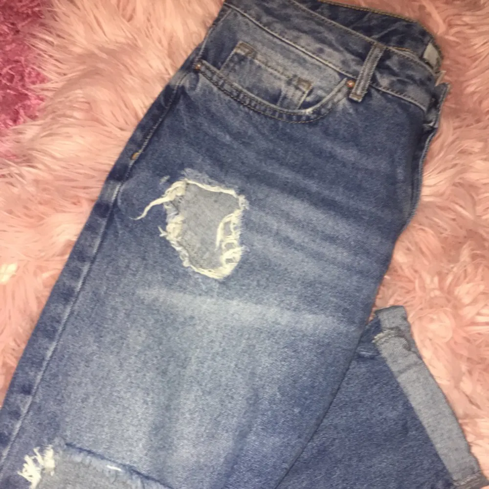 Boyfriend jeans med mycket hål i från forever 21!!! 150kr och frakt ingår!❤️❤️. Jeans & Byxor.