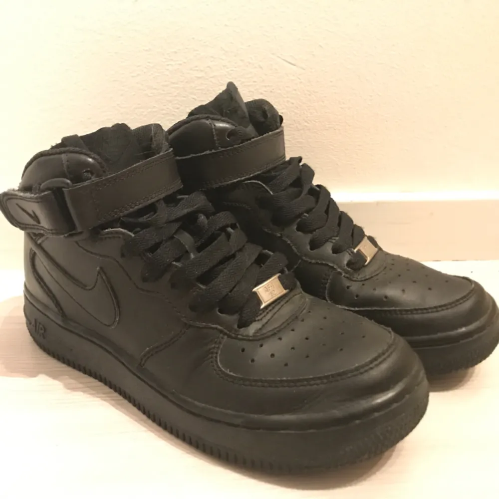 Nike air force 1 i fint skick! Knappt använda, säljer då jag har för mycket skor helt enkelt. Obs sulor slängda då jag använder egna inlägg. Skickas (frakt tillkommer) eller upphämtning i Bergshamra.. Skor.