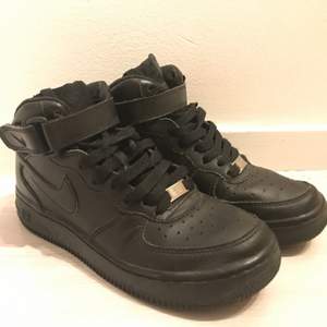 Nike air force 1 i fint skick! Knappt använda, säljer då jag har för mycket skor helt enkelt. Obs sulor slängda då jag använder egna inlägg. Skickas (frakt tillkommer) eller upphämtning i Bergshamra.