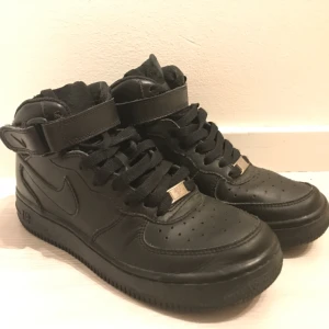  - Nike air force 1 i fint skick! Knappt använda, säljer då jag har för mycket skor helt enkelt. Obs sulor slängda då jag använder egna inlägg. Skickas (frakt tillkommer) eller upphämtning i Bergshamra.