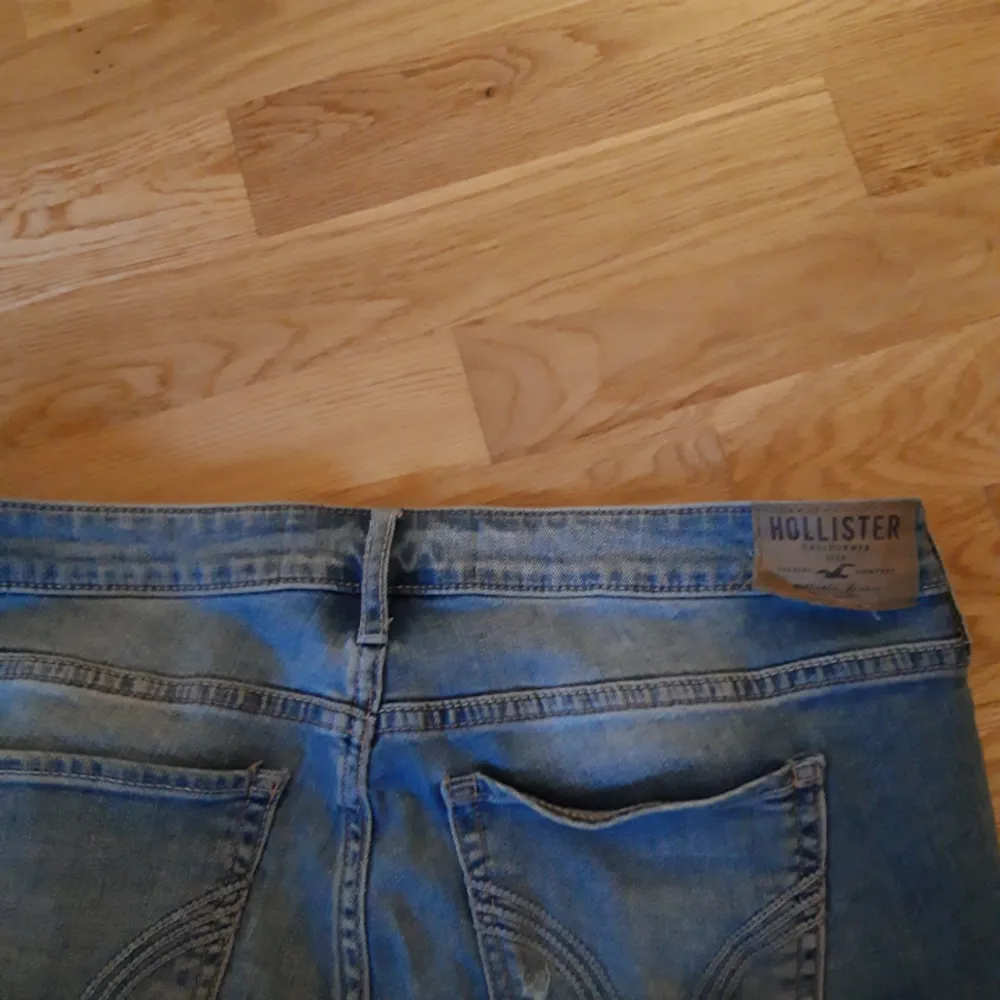 Säljer nu mina älskade hollister jeans tyvärr använder jag inte dom därför säljs de, ordinarie pris 599 men säljer för 199kr!! Passa på. Shorts.