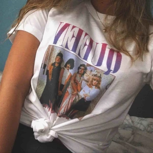  - Finns det några Queen fans här? Säljer min merch då jag aldrig använder dem! Storlek S och endast använd i bilden. Frakt på 40kr tillkommer! ❤️ HAR FLER QUEEN T-SHIRTS! Kolla min sida för mer