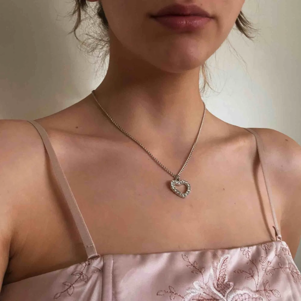 Gulligt halsband med diamanthjärta, i ljus silverfärg! Köpare står för frakt 25kr. Accessoarer.
