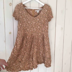  - Supersöt vintage kort jumpsuit (alltså ingen klänning). Tyvärr för liten för mig :’(