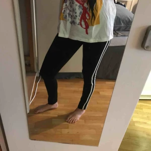  - Ett par tights med lite tjockare material liknande träningstights. Två ränder längs benen. Gott skick. Frakt tillkommer 😊