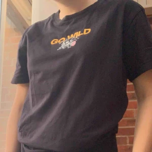  - Plain svart tisha med Go Wild på bröstet. Från Bershkas herravdelning. Köparen står för frakt