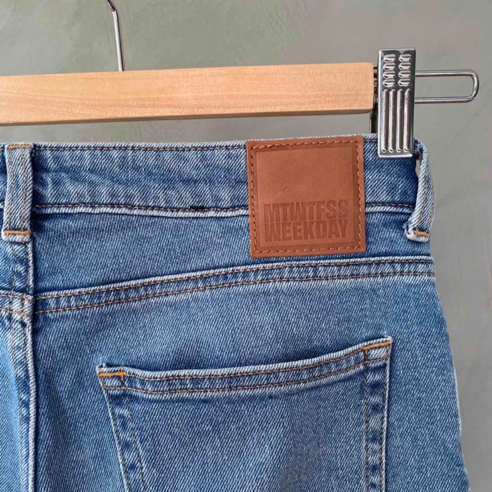 Jeans från Weekday i croppad längd. Mjuka och sköna men i ”ordentligt” jeanstyg. Frakt betalas av köparen 📦 tar swish 💕. Jeans & Byxor.
