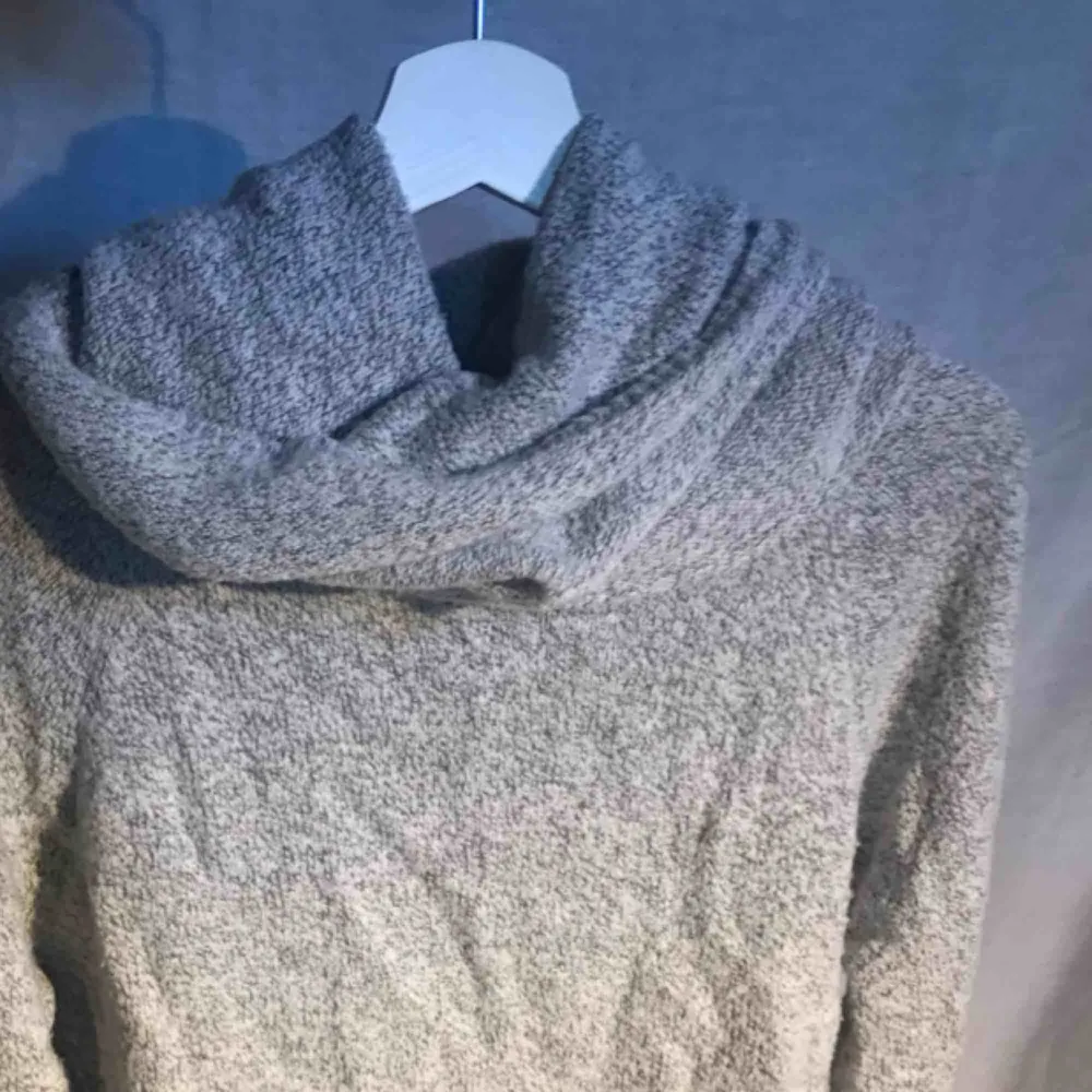 Skön och varm ljusgrå tröja från chiquelle. Pris 40kr + frakt . Tröjor & Koftor.