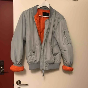  - Snygg bomberjacka med orange som innertyg. Pris kan diskuteras! Kan mötas upp i centrala gbg eller frakta:) kram
