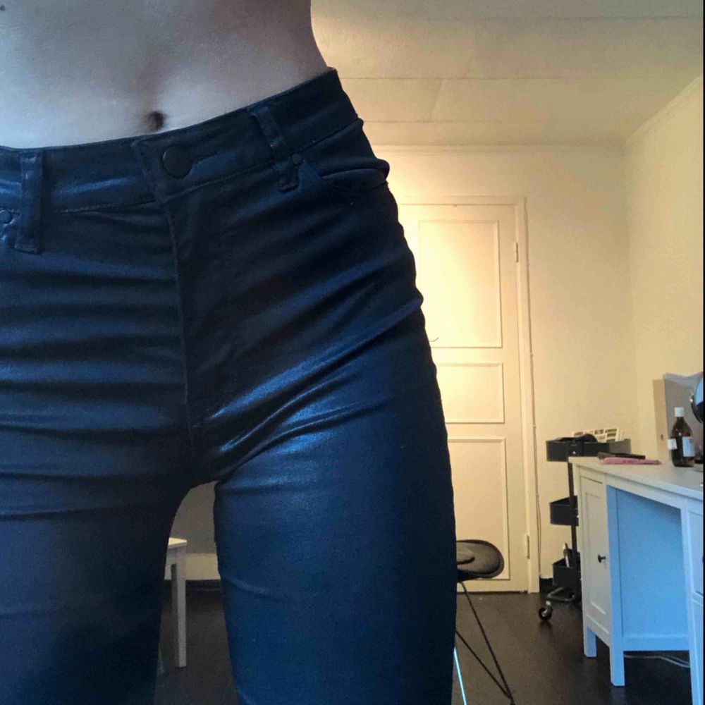 Skit coola glittriga/fake skinn byxor från H&M! Är glittriga men ger illusion av att vara fake skinnbyxor haha👍🏼 sitter väldigt bra på mig som vanligtvis är xs, frakt tillkommer. Jeans & Byxor.