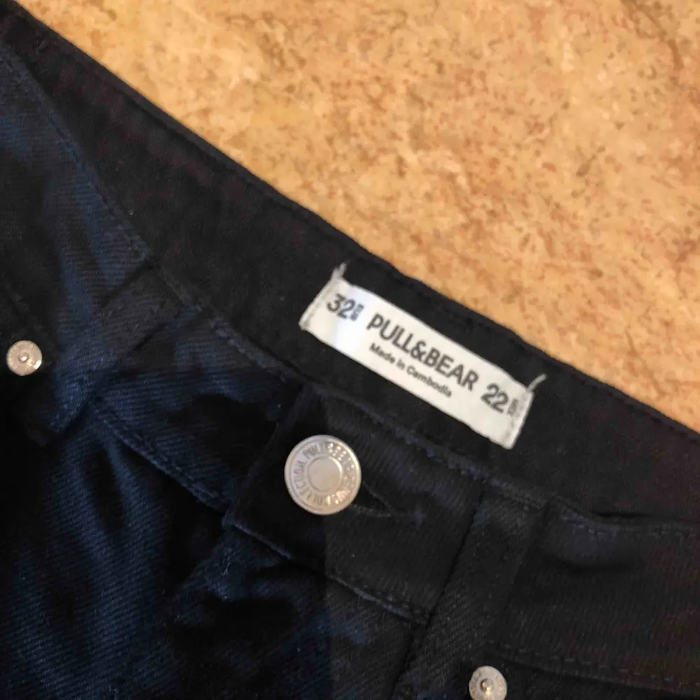 Svarta jeans från pull&bear höga i midjan, använda 1 gång, storlek 32! Kan mötas upp i Malmö men även frakta. Köparen står för frakten:). Jeans & Byxor.