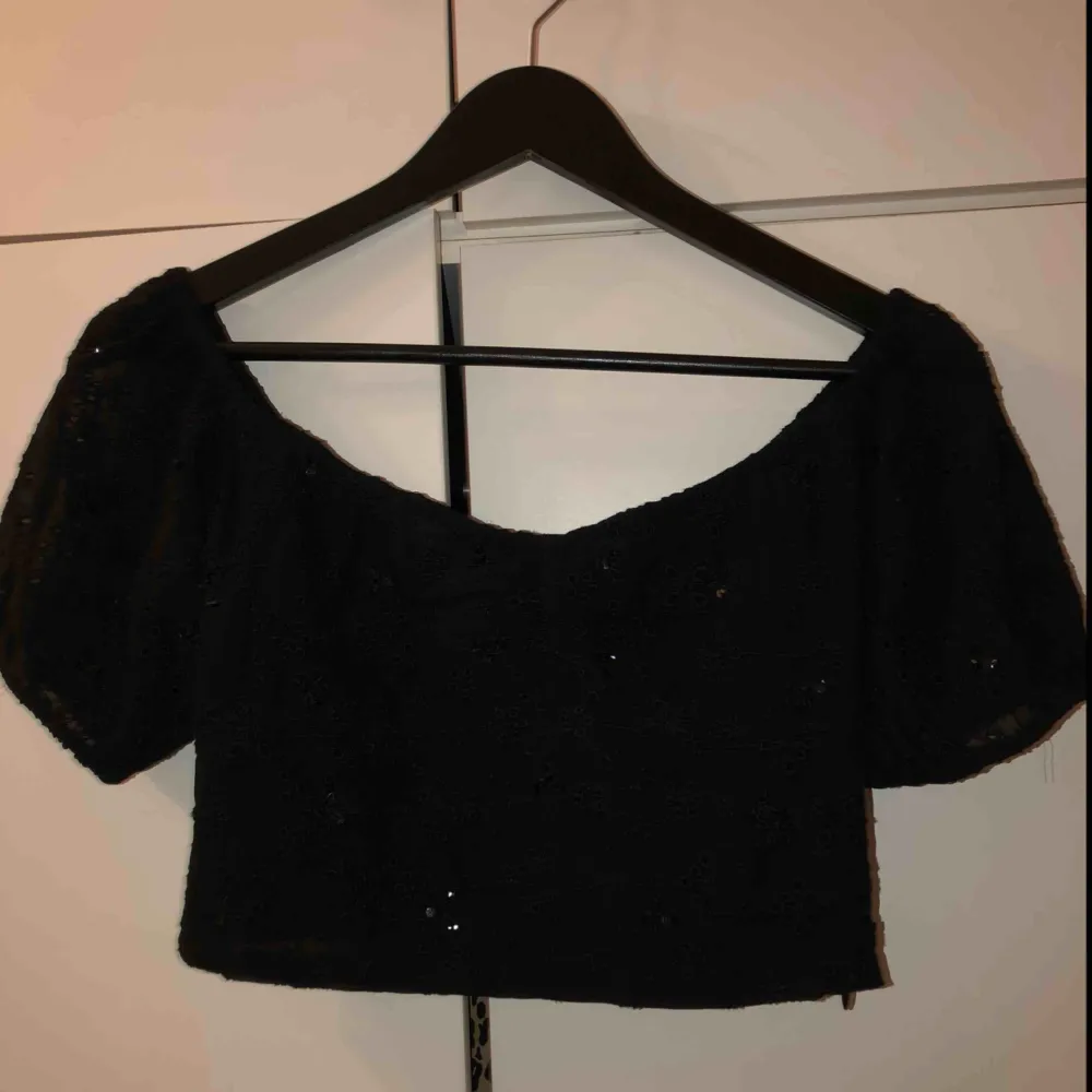 Svart croop-top även offshoulders, aldrig använd från Bershka. Toppen har paljetter och fin broderier på, går att se bättre på andra bilden.. Toppar.