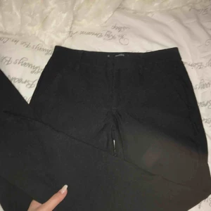  - Ett par kostymbyxor med mycket stretch från mango Chinos inspirerat Kortare modell Storlek 34/xs