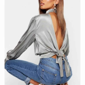  - Två tröjor från BOOHOO, båda storlek S och oanvända. I den gula finns prislapparna kvar. Paketpris: 300