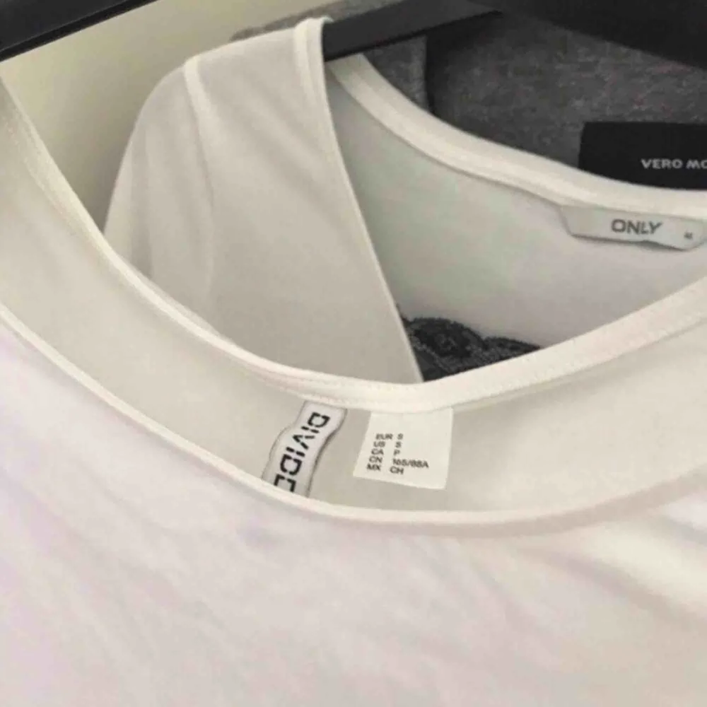 Vit magtröja från H&M  Storlek står på bilden👍🏼👍🏼. Skjortor.