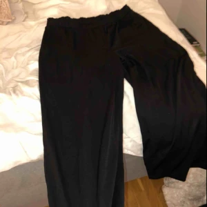  - Vida sköna byxor från Gina tricot. Storlek 42 men skulle säga att dem skulle passa både 40 & 44 beroende på hur man vill att dem ska sitta. Möts upp i Falkenberg eller så står köparen för frakten. Skriv för mer bilder 