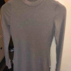  - Fin grå lite längre tröja med splitt cut på båda sidorna 