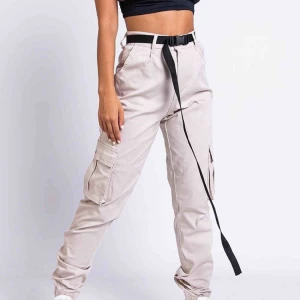  - Säljer mina snygga beiga Cargo byxor från Madlady då det inte är min stil. Byxorna har storlek M och jag Säljer dom för 300kr och köparen står för frakten. Nypris på byxorna: 499kr. Byxorna är inköpa för en vecka sen så dom är helt nya, använt 2 ggr. 