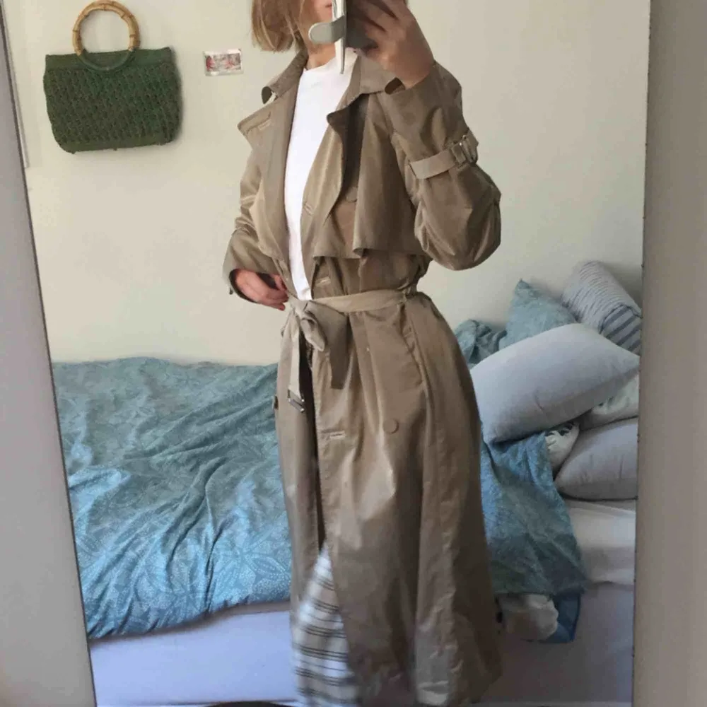 Beige kappa/trenchcoat från J.Lindeberg. Topp skick och kvalité. Skickar mer bilder vid intresse. Möts på södermalm. Frakt tillkommer 💞💞💞. Jackor.