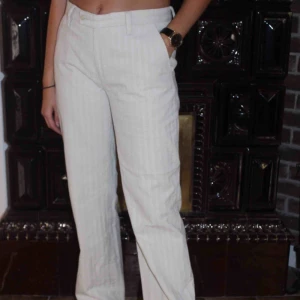  - Ett par trendiga Manchesterbyxor med rak passform i färgen gräddvit. Köparen står för frakten utanför Falun och Borlänge, inom Falun och Borlänge kan vi mötas upp🥰