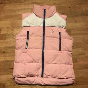  - Säljer en Boomerang väst! Väldigt fint skick! Köparen står för frakten! Säljer för 150kr plus frakt🥰