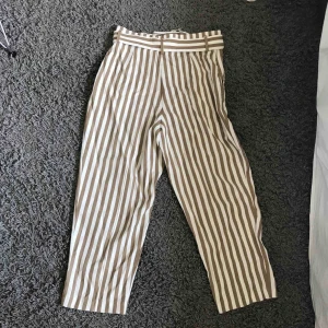  - Säljer ett par randiga byxor som är vita och mörk beiga🎀 Dem är helt nya och har aldrig använt dem, bara när jag provat dem! Säljer för 100kr plus frakt! Nypris  300kr Pris kan diskuteras vid snabb affär