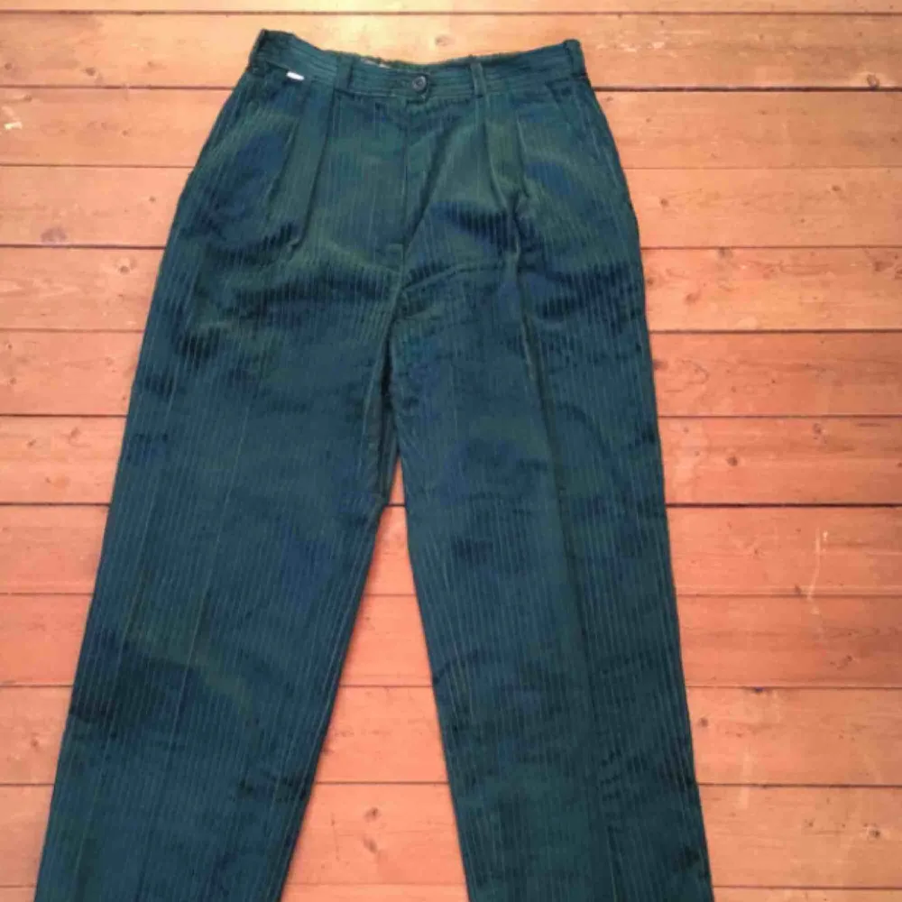 Gröna manchesterbyxor. Köpta second hand, i fint skick. Uppskattar till storlek 34.. Jeans & Byxor.