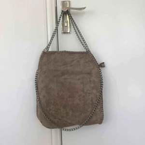  - Stella McCartney-inspirerad väska från tessie, köpt 2017 men i bra skick, ej sliten. Nypris 300 kr. 