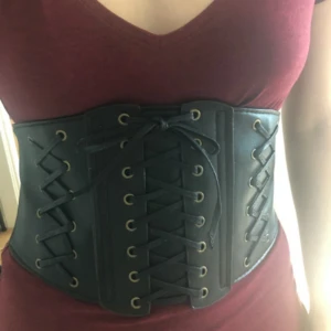  - Midje/korsett bälte i faux läder med snörning! Märke:JFR. Otroligt snyggt till en tunika, eller för att markera midjan till en stor mysig tjocktröja😍I nyskick då den inte kommit till användning. Frakt: 42:- postens S-emballage. Postar endast och mitt uppe i en flytt, så vill du ha något, köp innan slutet av OKT! Kram!