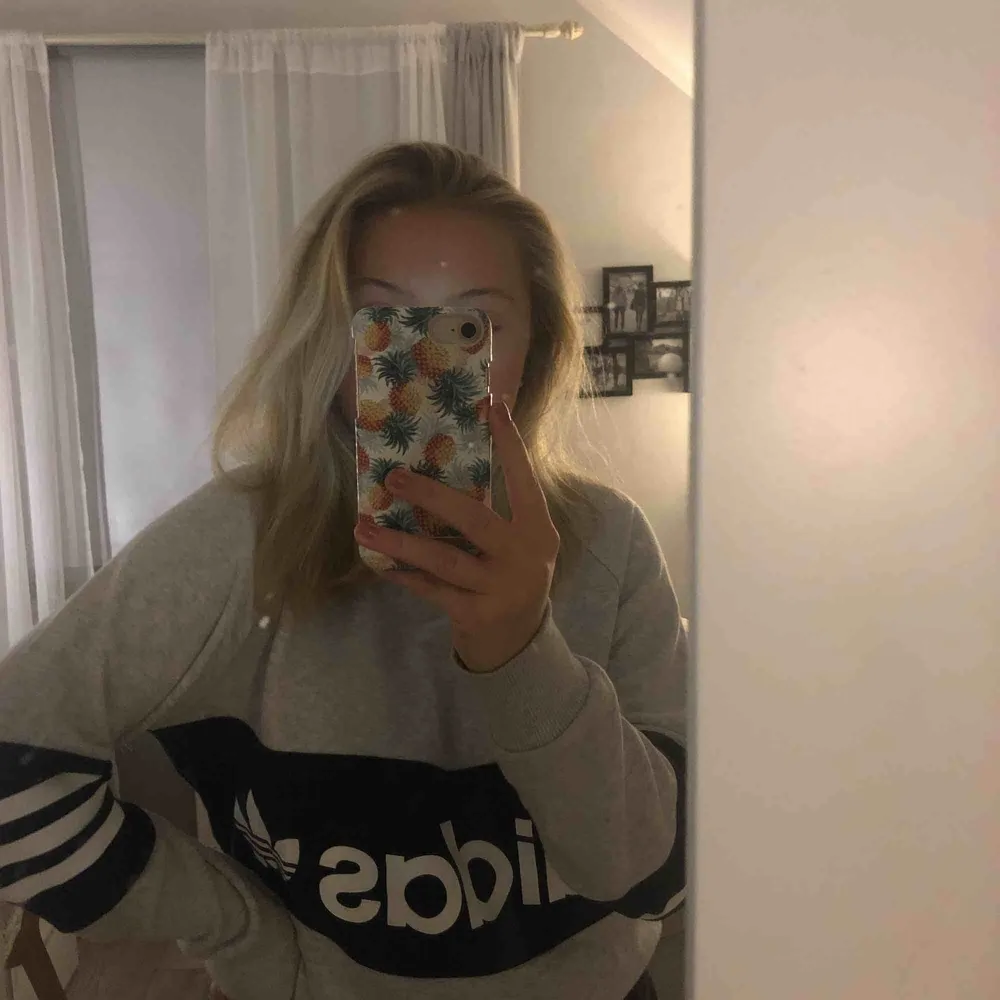 Snygg tröja från adidas som är jätte skön. Ganska oversized, större än en XS iaf. Priset kan diskuteras. Kan mötas upp i Stockholm eller Södertälje eller fraktas. . Tröjor & Koftor.