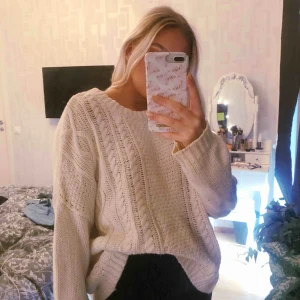  - supermysig oversized tröja ifrån Monki 🌸 den har en liten gråaktig fläck längst ner men inget som syns jättemycket speciellt inte om man stoppar in just den delen i ett par byxor! köparen står för frakten 😄