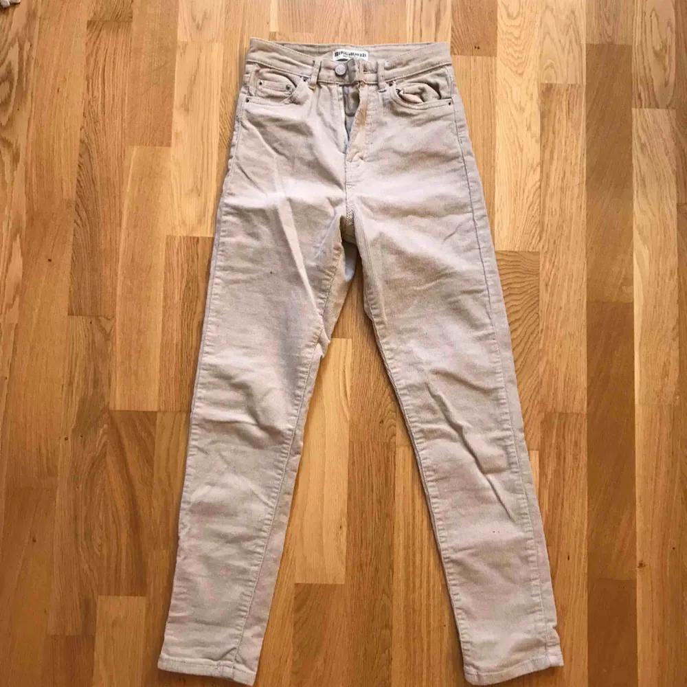 Säljer mina snygga byxor från pull&bear då dem inte kommer till användning.. dem har riktigt bra passform! Skriv för fler bilder🥰 köparen står för frakten . Jeans & Byxor.