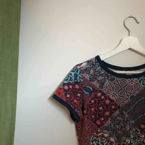  - t-shirt från Monki letar efter nytt hem <3 superfin med tex en högmidjad jeanskjol!! 