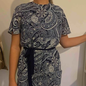  - Blå fin klänning från H&M i storlek M