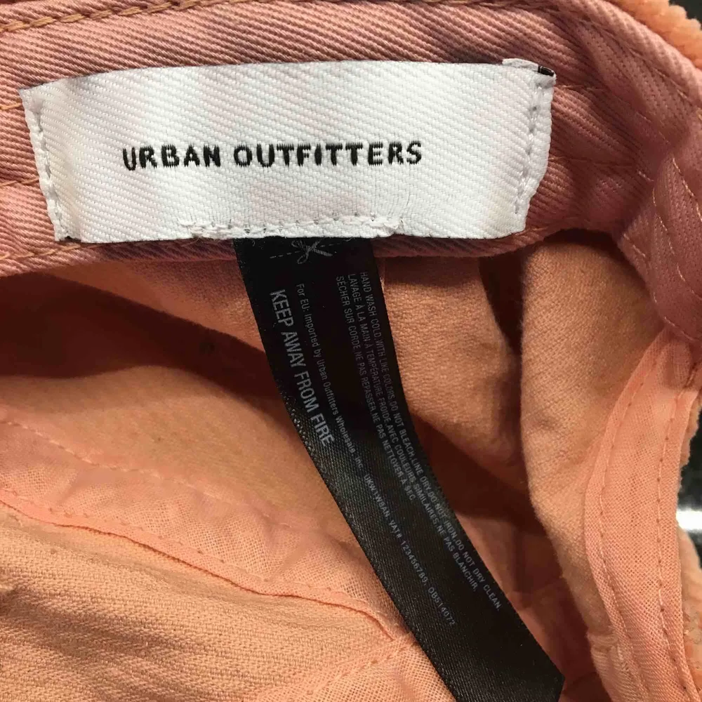 Manchesterkeps i puderrosa färg från Urban Outfitters. Frakt ingår i priset🌸. Accessoarer.