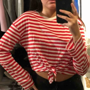  - Röd/vit randig tröja med knyte på magen! Knappt använd! Dm vid intresse 🥰