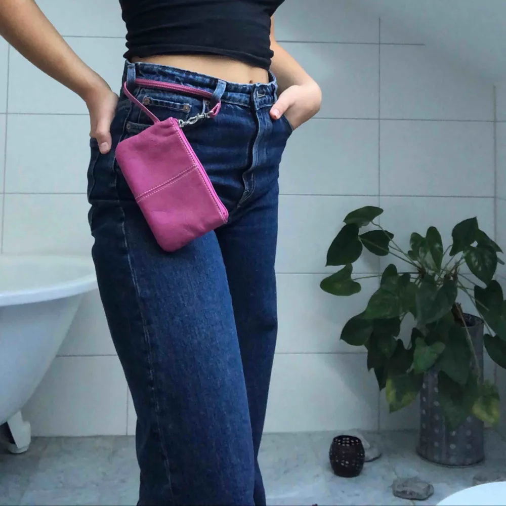 Vintage plånbok med en kedja så man kan hänga fast den i byxor eller en väska! Skitsnygg till ett bar jeans eller en fräsig kjol. . Väskor.