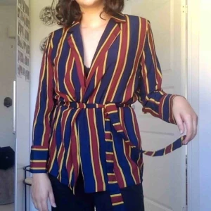  - YASELISE soft blazer. Nypris 649kr Aldrig använd då jag har bytt stil! Kan skicka flera bilder :) kan mötas upp i Stockholm annars står köparen för frakten (59kr)