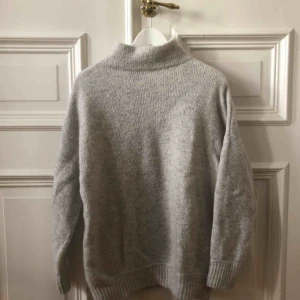  - Ljusgrå stickad tröja. Kan mötas upp i Gbg, annars tillkommer frakt✨