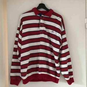  - Säljer denna randiga långärmade pikétröjan! Den är märkt som small men passar även medium och säkert också large.