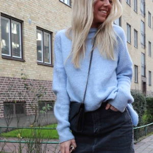  - Stickad tröja. Frakt på 63kr spårbart tillkommer :)