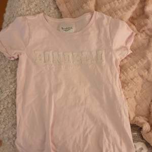 Oanvänd bondelid t shirt i en fin rosa färg 